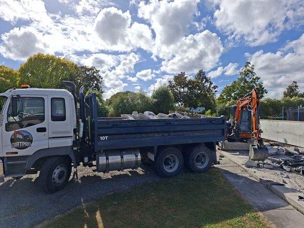 Hitachi excavator sub-grading the new house footprint in Renwick